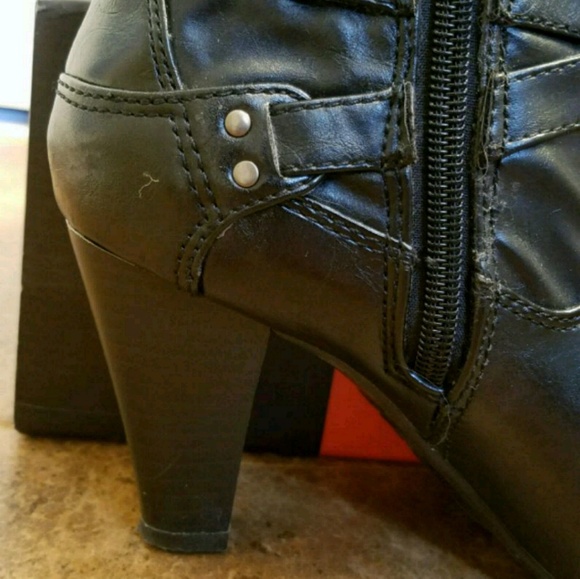 Black boots - Picture 2 of 3